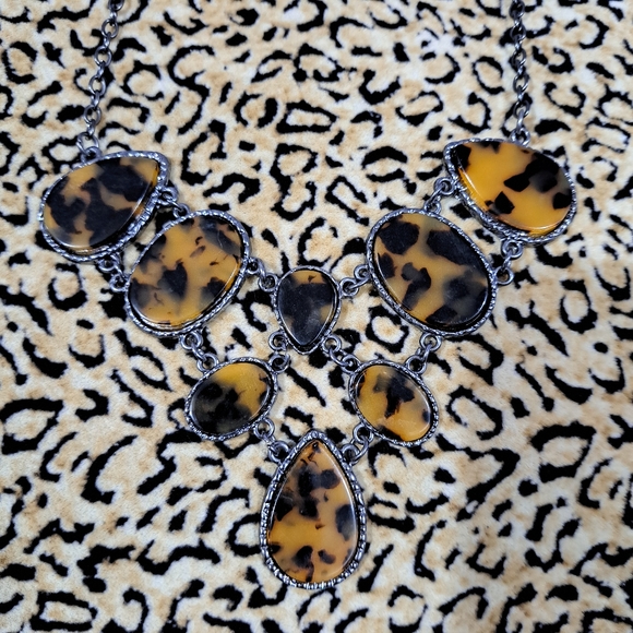 🌈TORTOISE SHELL BIB NECKLACE - Picture 2 of 5